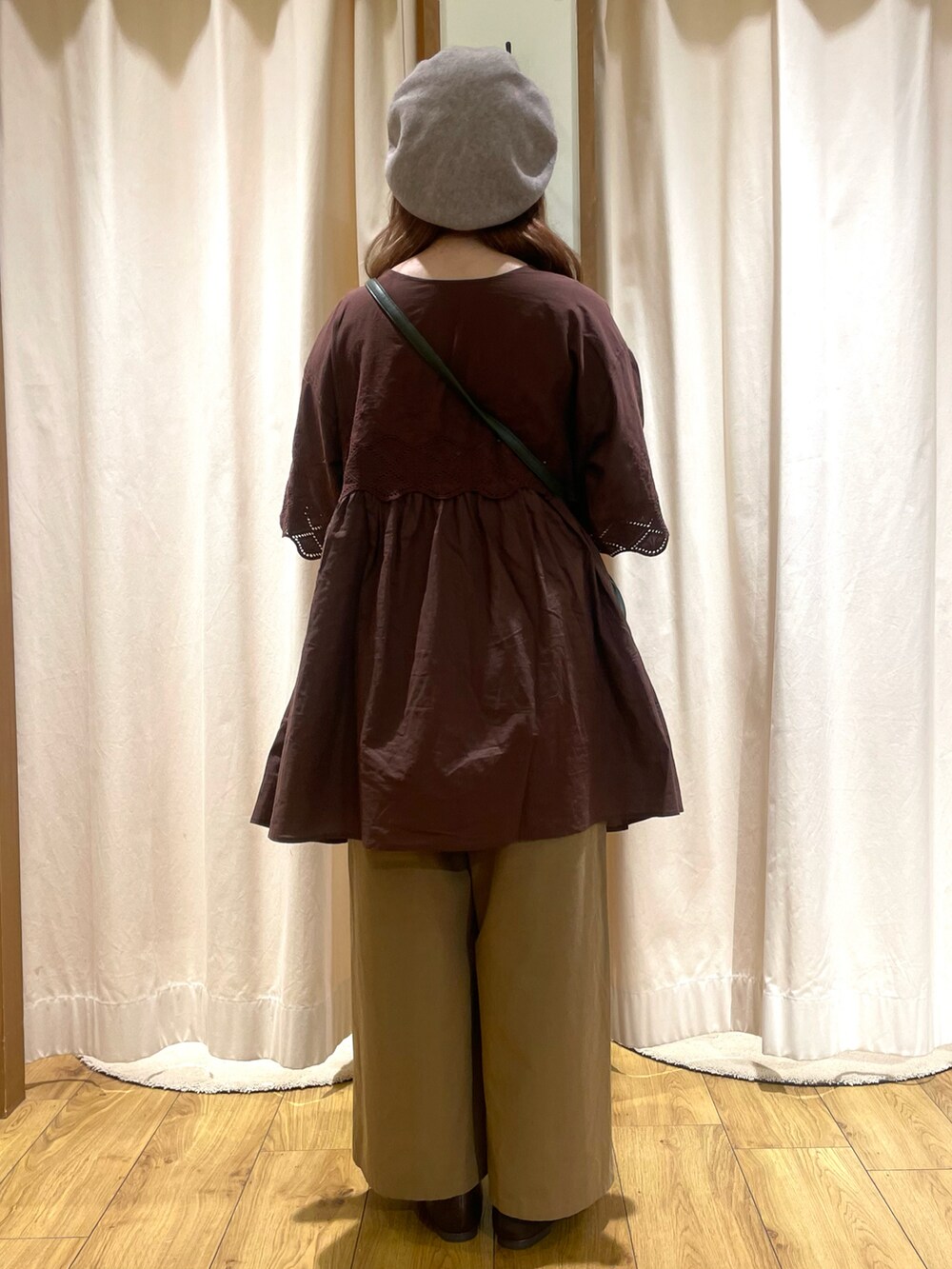 ブラウン系のチュニック、グリーン系のハンドバッグ、ベージュ系のその他パンツを着用したレディースの夏コーディネートの3枚目の写真