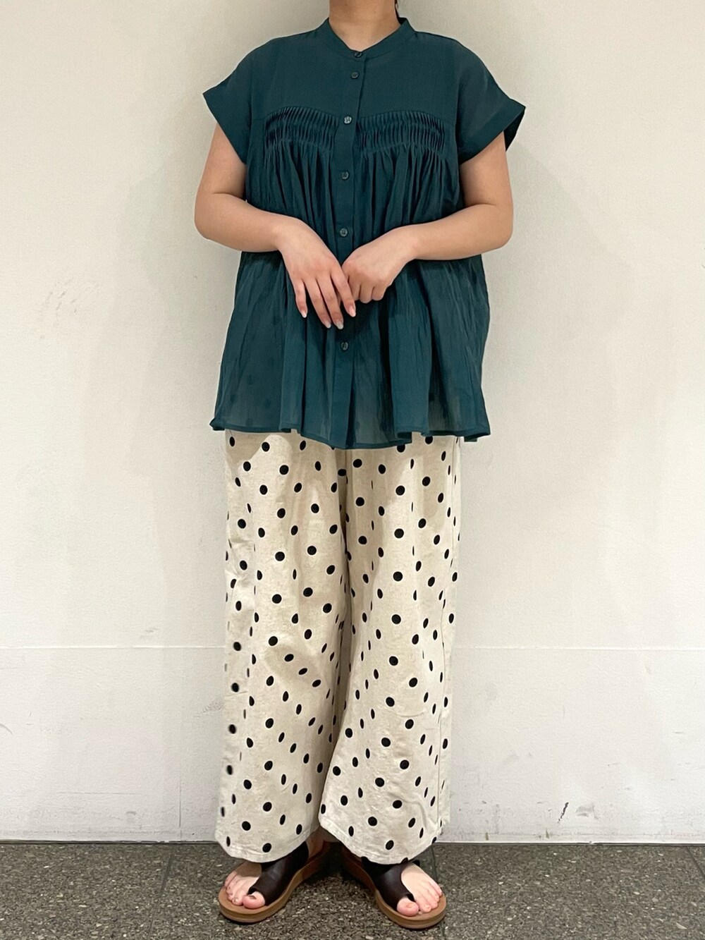 ブラウン系のサンダル、グリーン系のシャツ/ブラウス、ベージュ系のその他パンツを着用したレディースの秋コーディネートの2枚目の写真