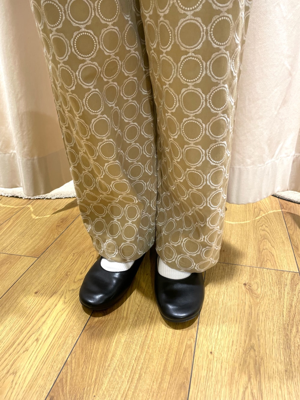 ブラック系のシャツ/ブラウス、ベージュ系のその他パンツ、ブラック系のドレスシューズを着用したレディースの春コーディネートの5枚目の写真