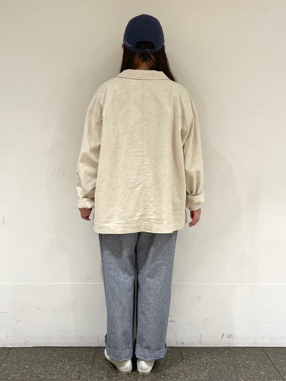 ホワイト系のパンプス、ホワイト系のシャツ/ブラウス、ベージュ系のベストを着用したレディースの春コーディネートの4枚目の写真