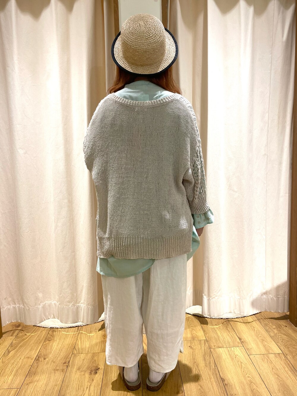 イエロー系のサンダル、ホワイト系のカーディガン/ボレロ、グリーン系のチュニックを着用したレディースの夏コーディネートの4枚目の写真