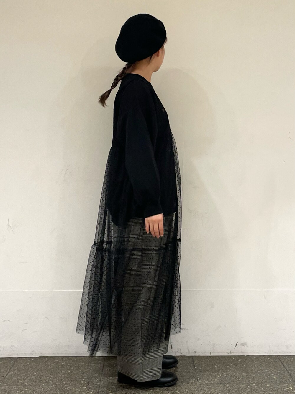 ブラック系のハットを着用したレディースの冬コーディネートの5枚目の写真