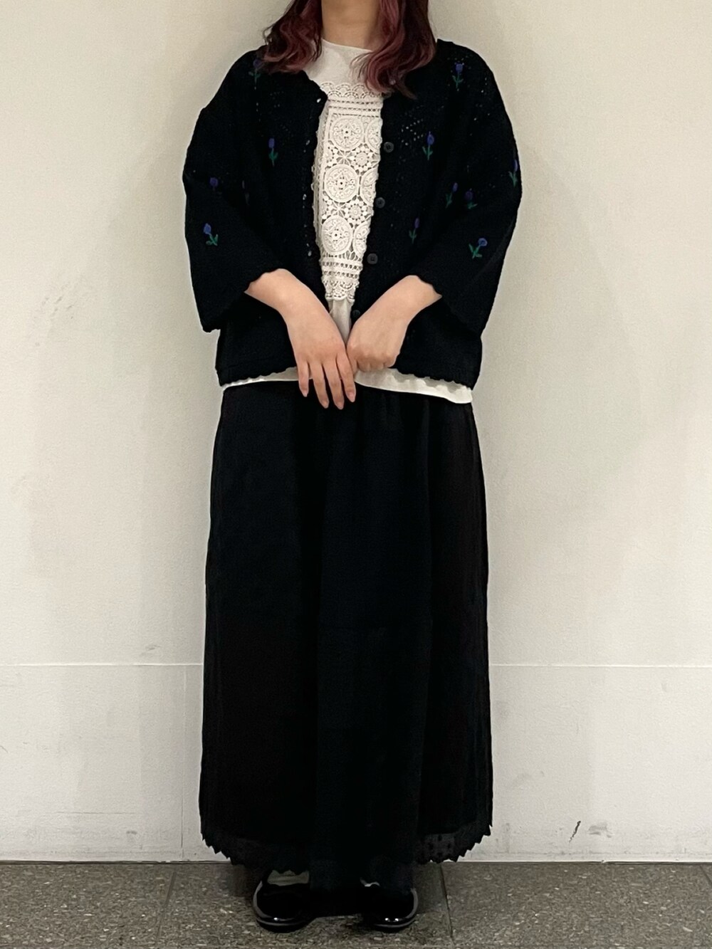 ブラック系のパンプス、ブラック系のカーディガン/ボレロ、ベージュ系のTシャツ/カットソーを着用したレディースの春コーディネートの2枚目の写真