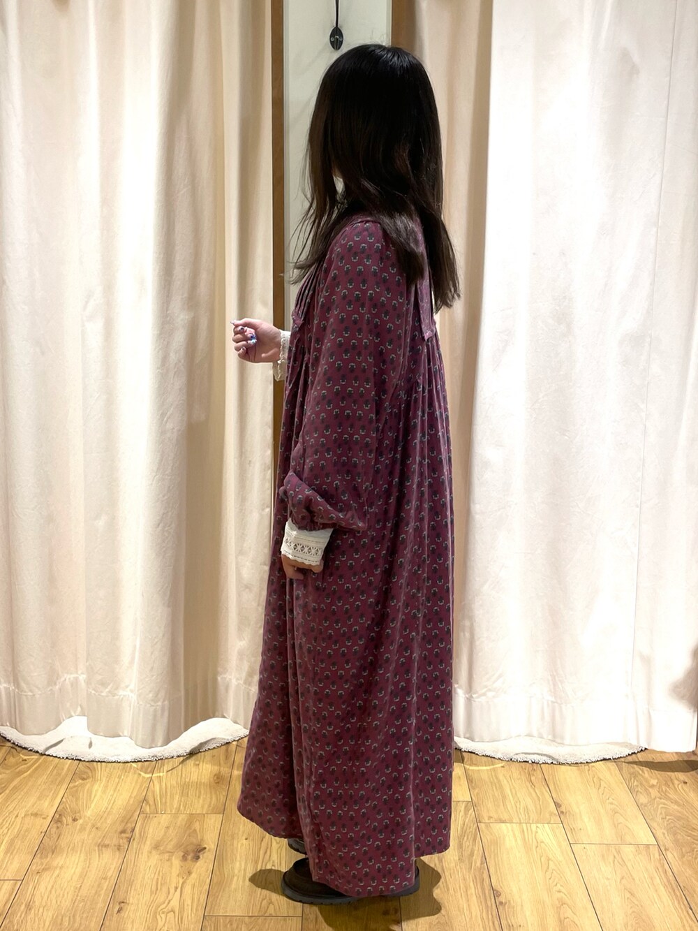 ホワイト系のTシャツ/カットソー、レッド系のワンピース、ブラウン系のショルダーバッグを着用したレディースの冬コーディネートの2枚目の写真