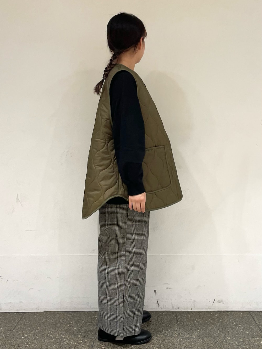 ブラック系のドレスシューズを着用したレディースの冬コーディネートの5枚目の写真