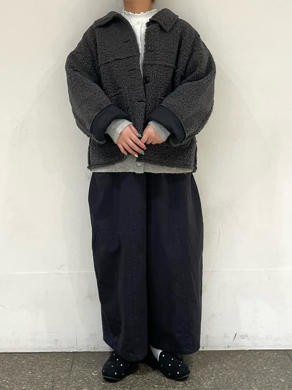 グレー系のドレスシューズ、グレー系のカーディガン/ボレロを着用したレディースの冬コーディネートの2枚目の写真