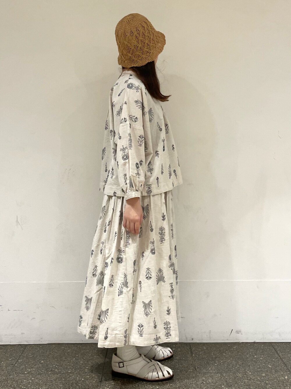 ホワイト系のサンダル、ホワイト系のシャツ/ブラウス、ホワイト系のスカートを着用したレディースの春コーディネートの5枚目の写真