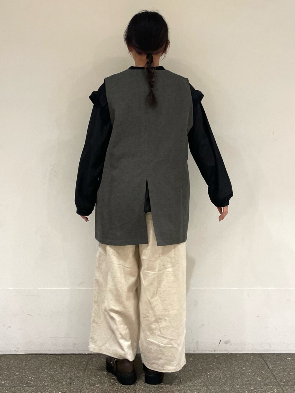 ブラウン系のドレスシューズを着用したレディースの冬コーディネートの4枚目の写真