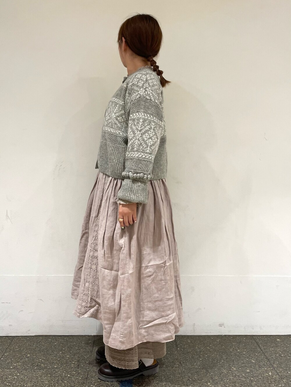 グレー系のカーディガン/ボレロ、ブラウン系のその他パンツ、ブラウン系のサンダルを着用したレディースの秋コーディネートの3枚目の写真