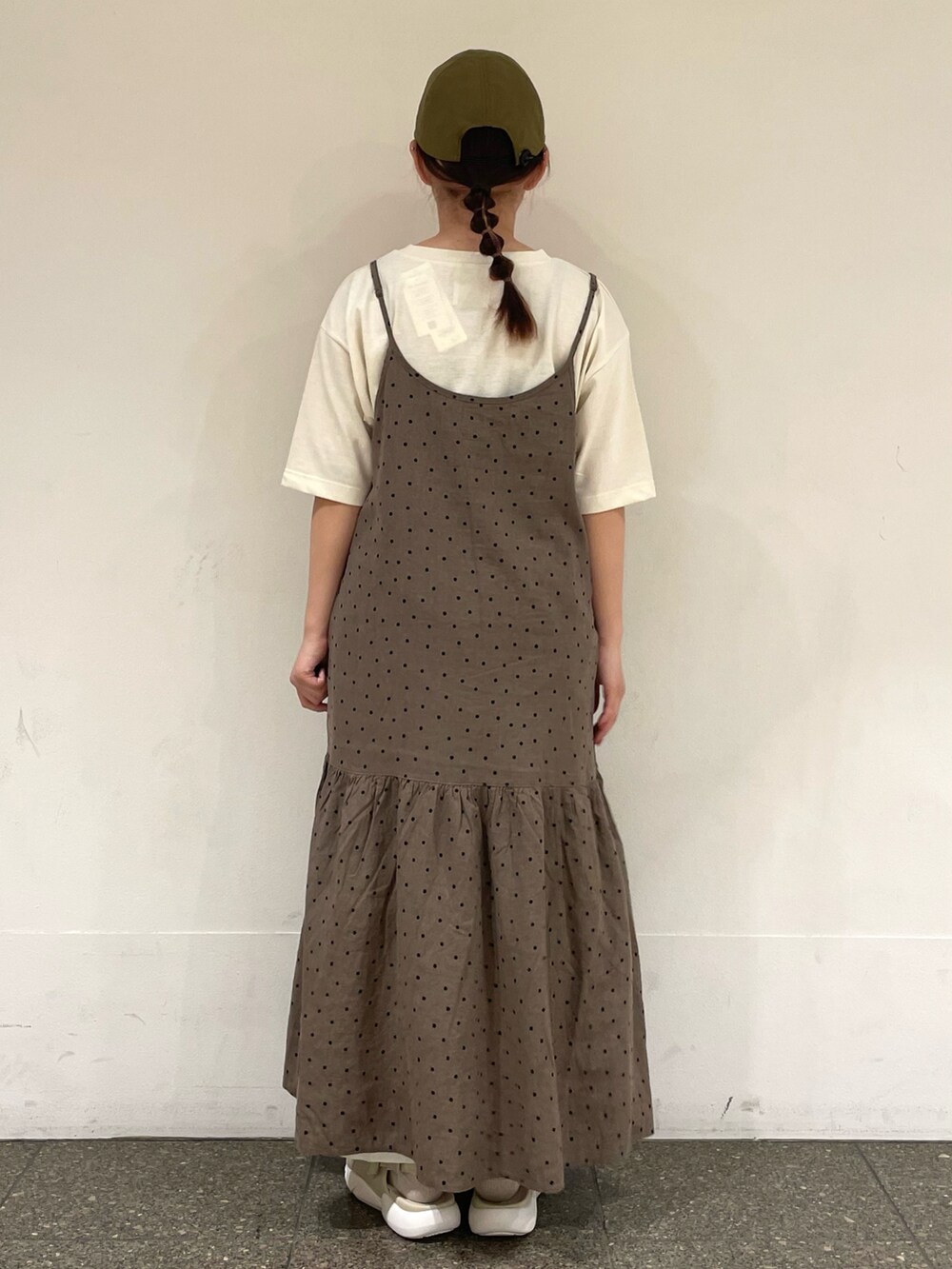 ベージュ系のサンダル、グレー系のワンピース、ホワイト系のその他パンツを着用したレディースの春コーディネートの4枚目の写真