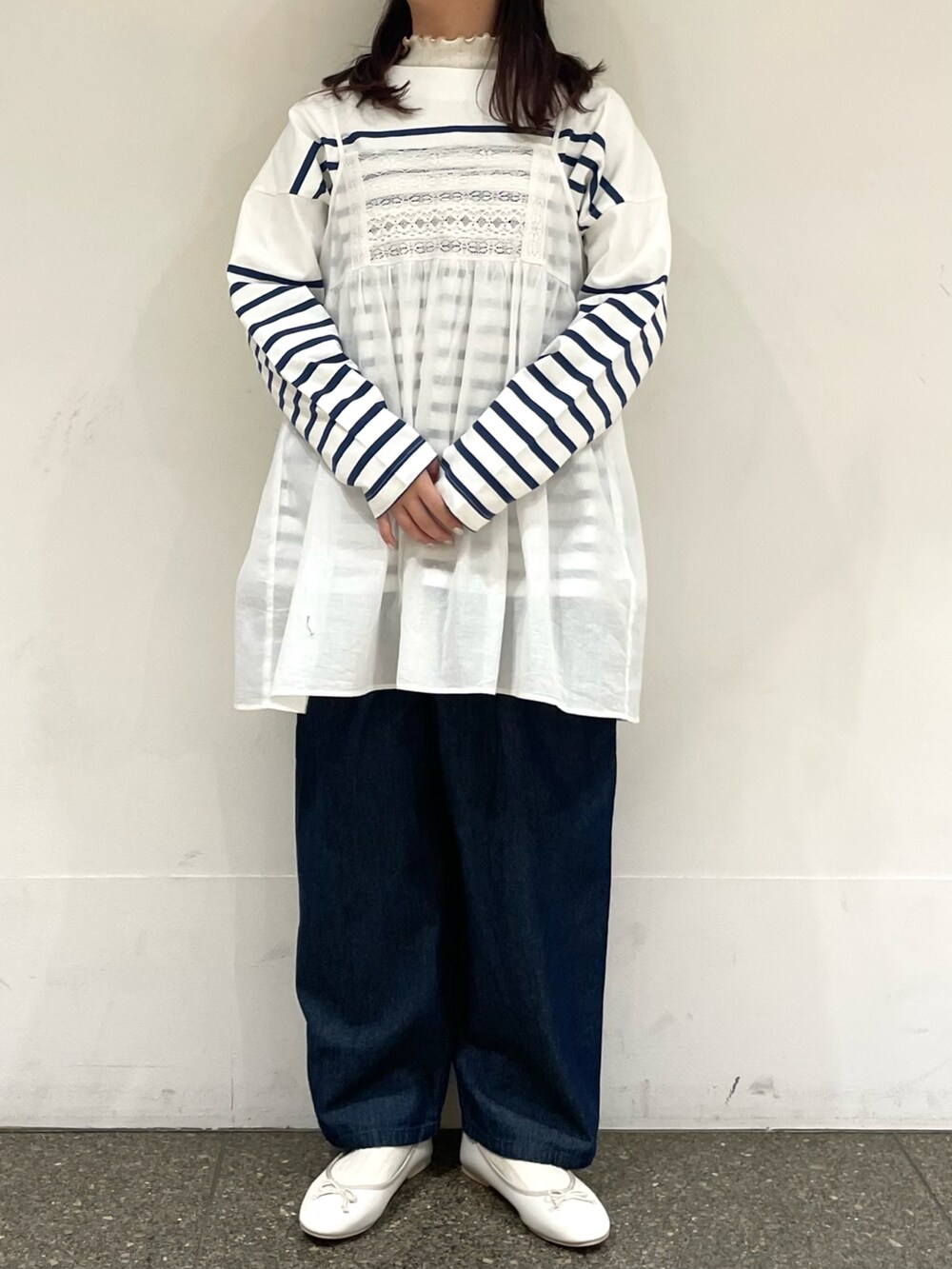 ホワイト系のTシャツ/カットソー、ホワイト系のパンプス、ブルー系のTシャツ/カットソーを着用したレディースの春コーディネートの2枚目の写真