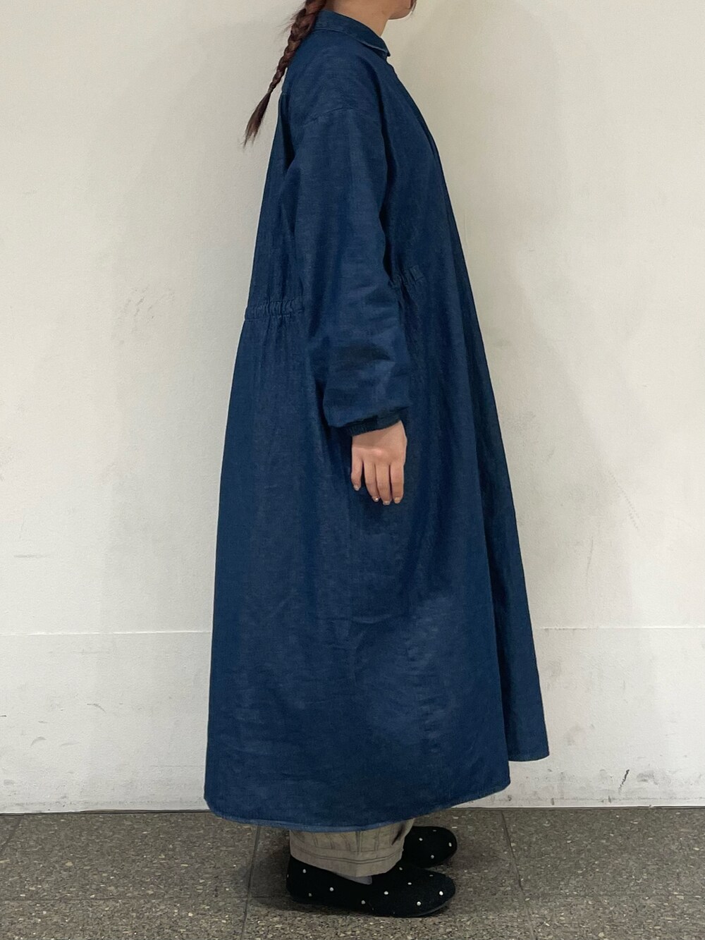 グレー系のドレスシューズ、ブラウン系のハットを着用したレディースの冬コーディネートの5枚目の写真