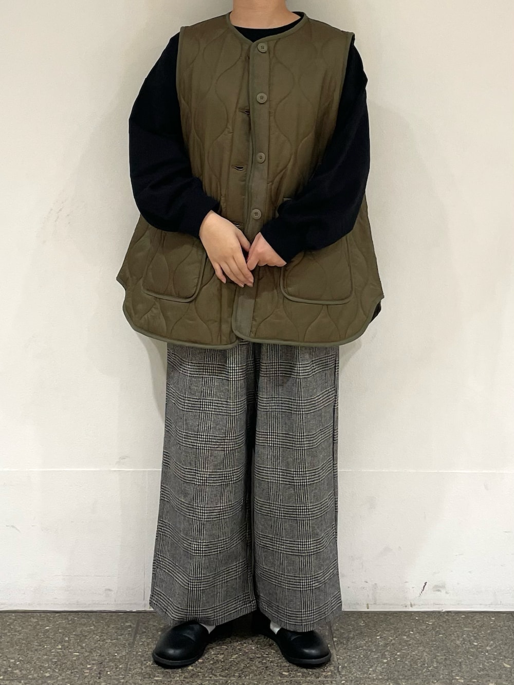 ブラック系のドレスシューズを着用したレディースの冬コーディネートの2枚目の写真