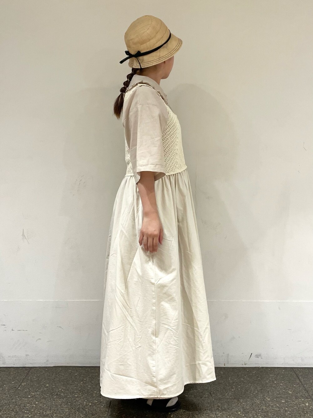 ベージュ系のワンピース、ホワイト系のワンピース、ブラック系のハットを着用したレディースの秋コーディネートの5枚目の写真