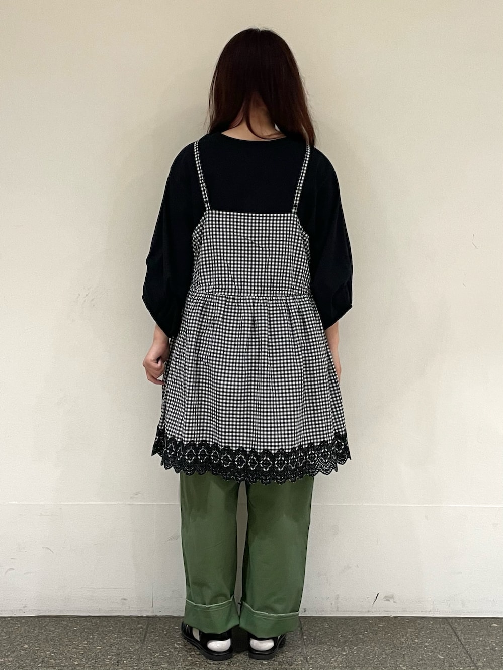 ブラック系のサンダル、ブラック系のTシャツ/カットソー、グレー系のシャツ/ブラウスを着用したレディースの春コーディネートの4枚目の写真