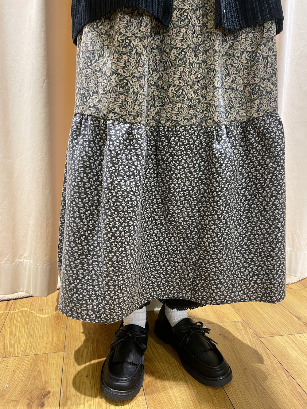 ホワイト系のシャツ/ブラウス、ブラック系のカーディガン/ボレロ、ブラック系のワンピースを着用したレディースの冬コーディネートの5枚目の写真