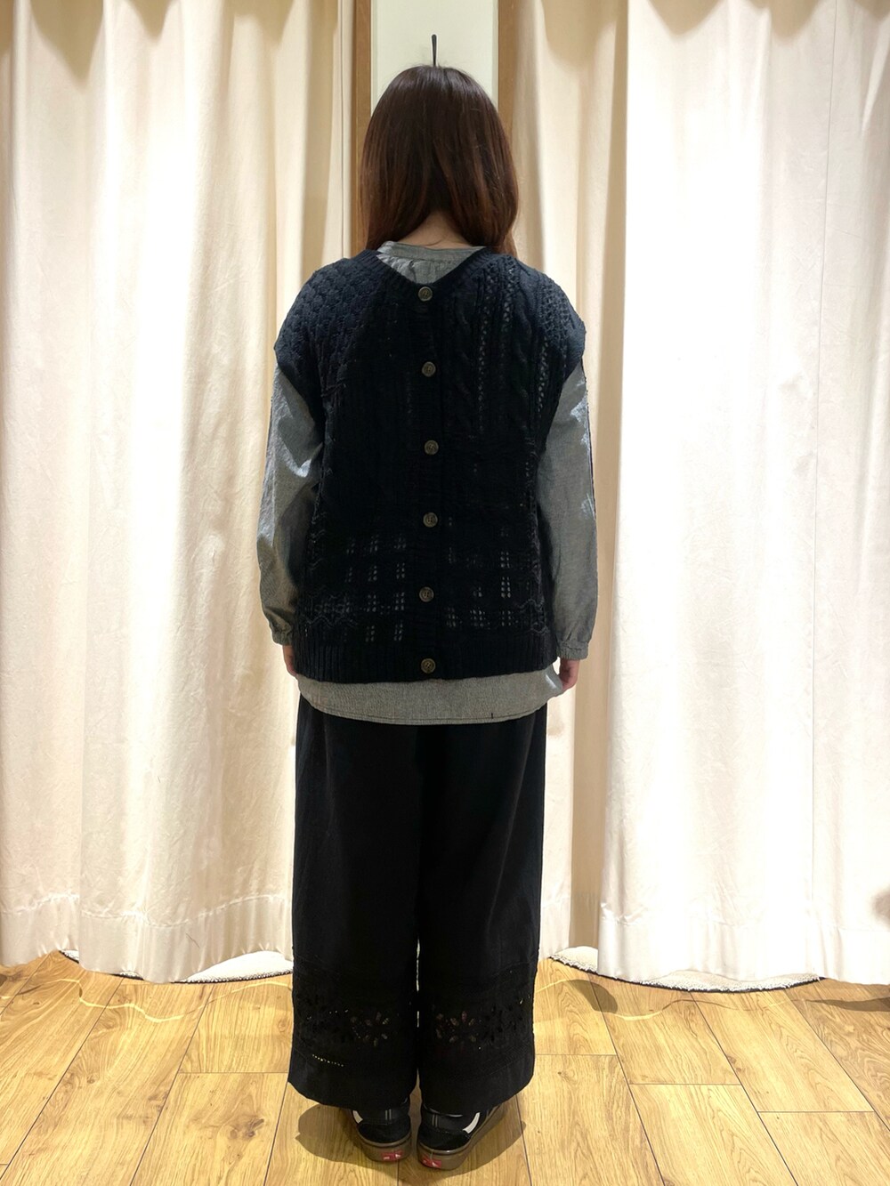 ブラック系のベスト、グレー系のシャツ/ブラウス、ブラック系のその他パンツを着用したレディースの冬コーディネートの3枚目の写真