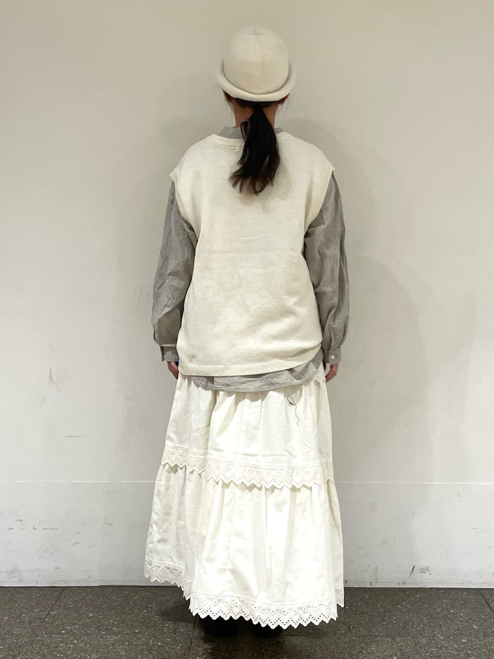 ホワイト系のハットを着用したレディースの冬コーディネートの4枚目の写真