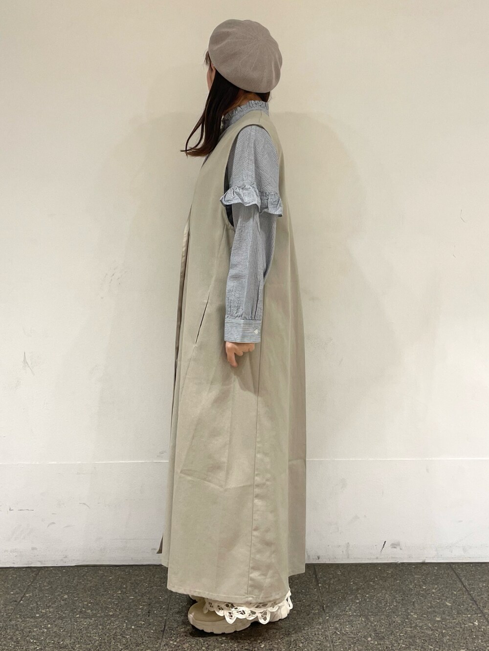 ブルー系のシャツ/ブラウス、ホワイト系のワンピース、ホワイト系のその他パンツを着用したレディースの春コーディネートの3枚目の写真