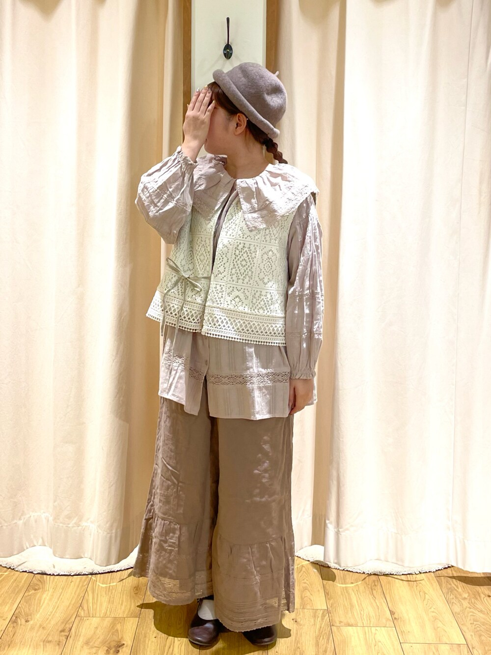 「サマンサ モスモス(Samansa Mos2)、サマンサモスモス、Samansa Mos2、SM2、淡色コーデ、淡色女子、ベスト、kazumiコラボ、kazumi、ベージュ、ワントーンコーデ、ペチパンツ、レース、ブラウス、ベージュコーデ」|「Samansa Mos2のフェルトロールハット(ハット、ブラウン系)」を使った、松さん(レディース・153cm)の秋コーディネートの2枚目の写真