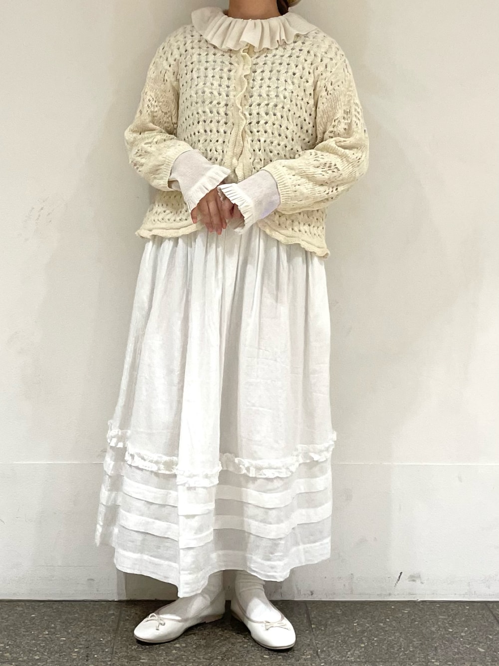 ホワイト系のTシャツ/カットソー、ホワイト系のカーディガン/ボレロ、ホワイト系のスカートを着用したレディースの春コーディネートの2枚目の写真