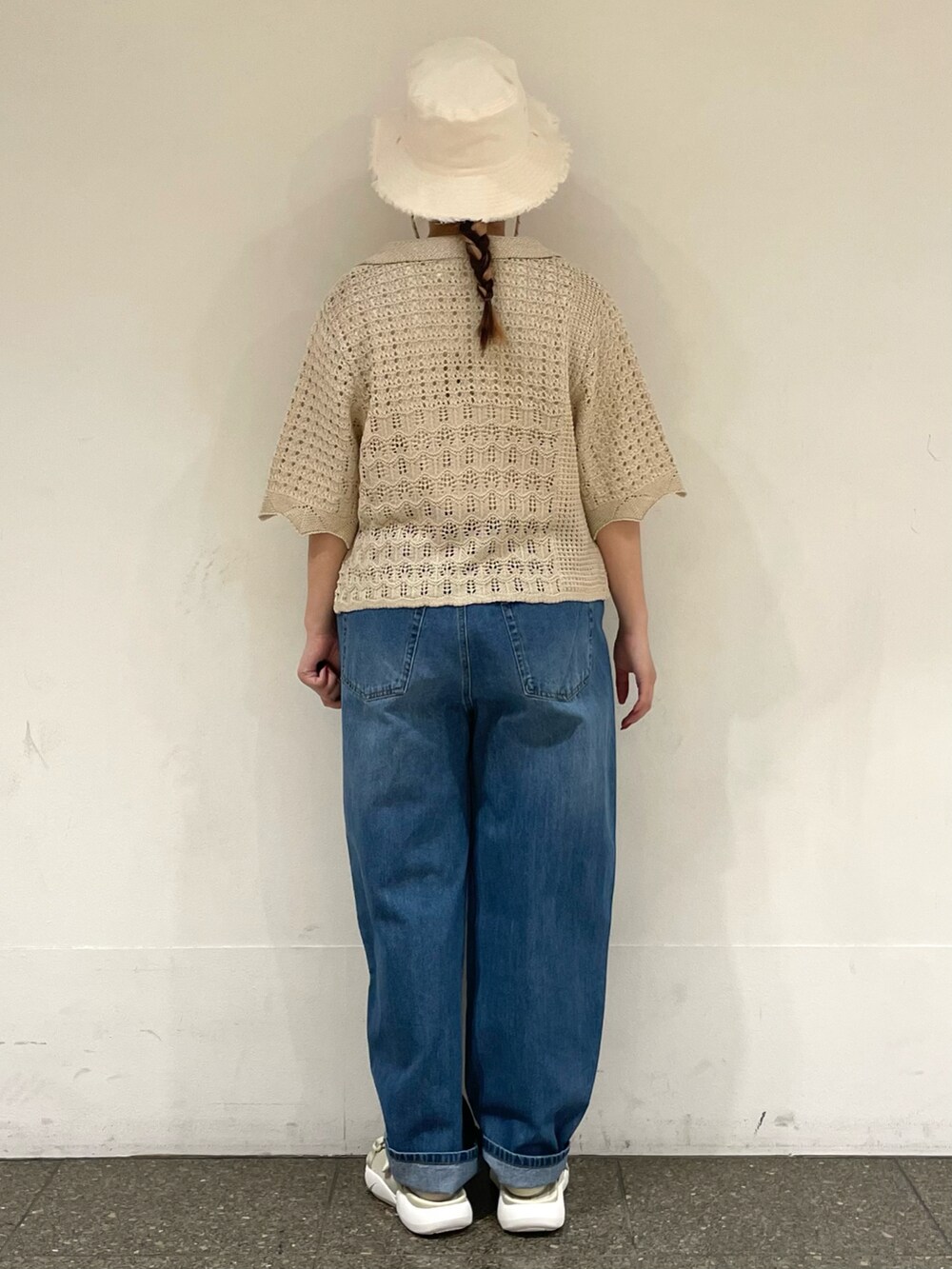 ベージュ系のサンダル、ホワイト系のTシャツ/カットソー、ホワイト系のカーディガン/ボレロを着用したレディースの夏コーディネートの4枚目の写真