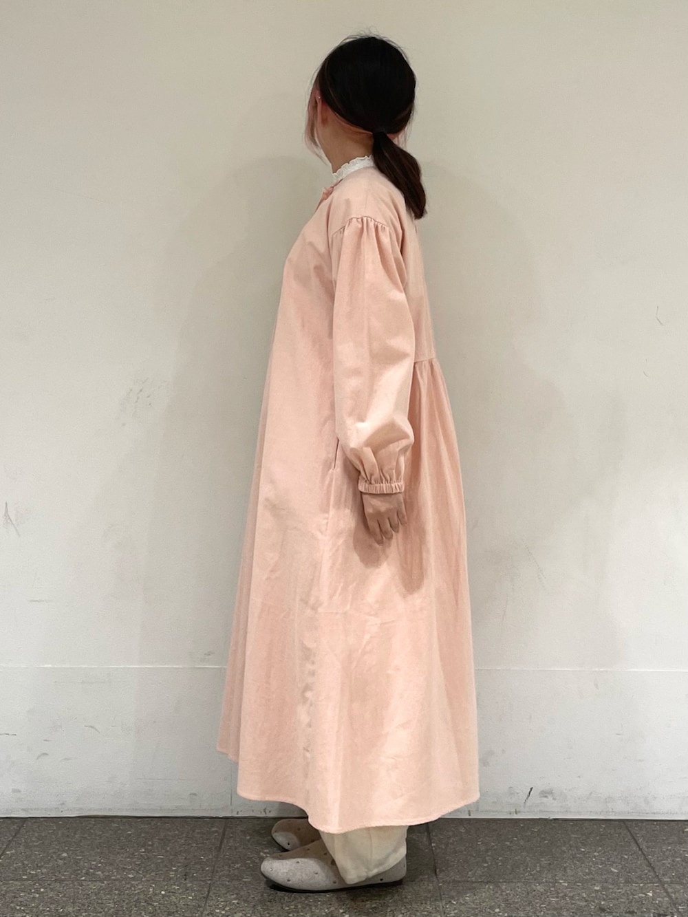 ベージュ系のドレスシューズ、ピンク系のワンピース、ホワイト系のその他パンツを着用したレディースの冬コーディネートの3枚目の写真