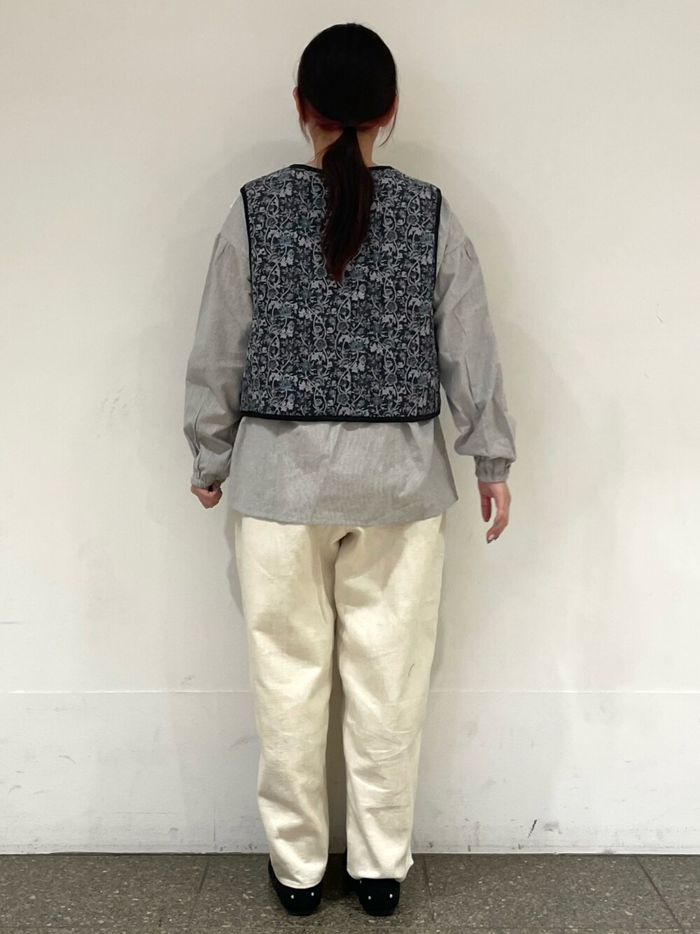 グレー系のドレスシューズ、グレー系のベストを着用したレディースの冬コーディネートの4枚目の写真