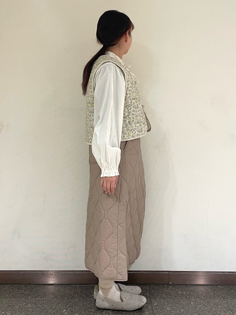 ベージュ系のドレスシューズ、ホワイト系のシャツ/ブラウス、ホワイト系のベストを着用したレディースの冬コーディネートの5枚目の写真