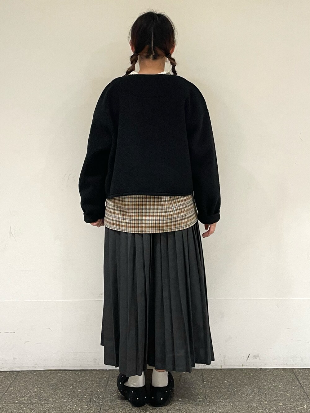 グレー系のドレスシューズを着用したレディースの冬コーディネートの4枚目の写真