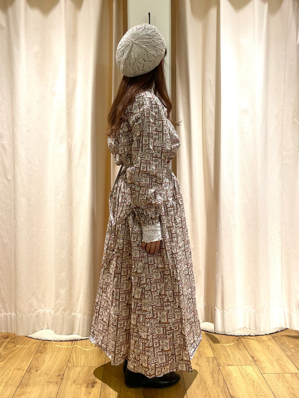 ホワイト系のTシャツ/カットソー、レッド系のシャツ/ブラウス、レッド系のスカートを着用したレディースの冬コーディネートの4枚目の写真