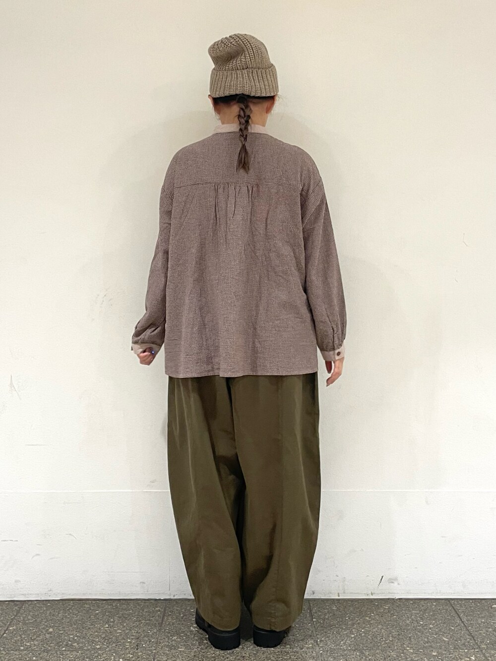 ブラウン系のドレスシューズを着用したレディースの冬コーディネートの4枚目の写真