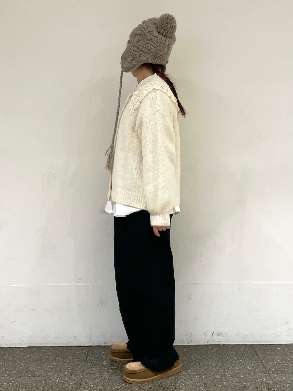 イエロー系のその他シューズを着用したレディースの冬コーディネートの3枚目の写真