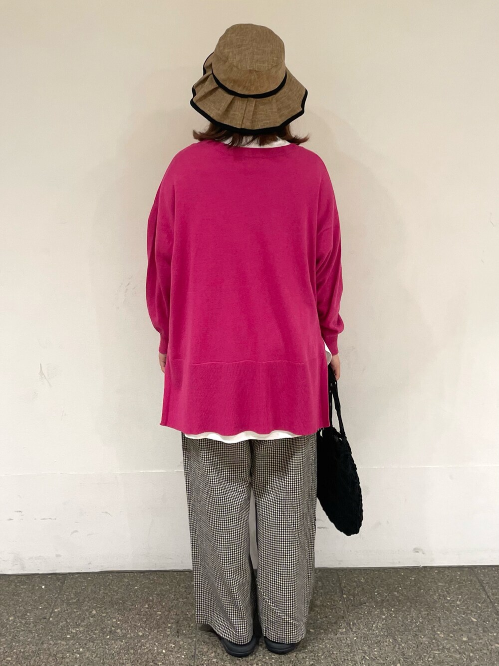 ホワイト系のTシャツ/カットソー、ピンク系のカーディガン/ボレロ、ブラック系のハンドバッグを着用したレディースの春コーディネートの3枚目の写真