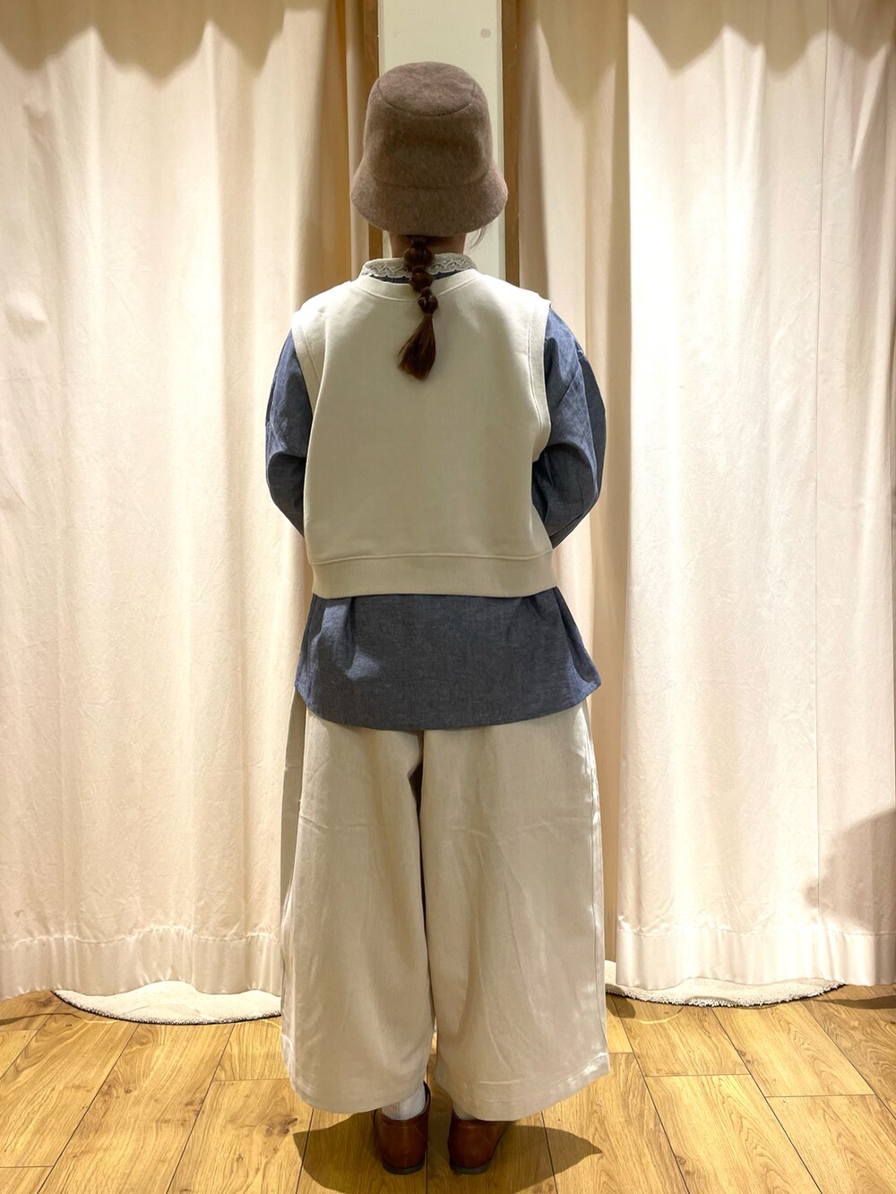 ブルー系のシャツ/ブラウス、ホワイト系のTシャツ/カットソー、ホワイト系のトートバッグを着用したレディースの秋コーディネートの3枚目の写真