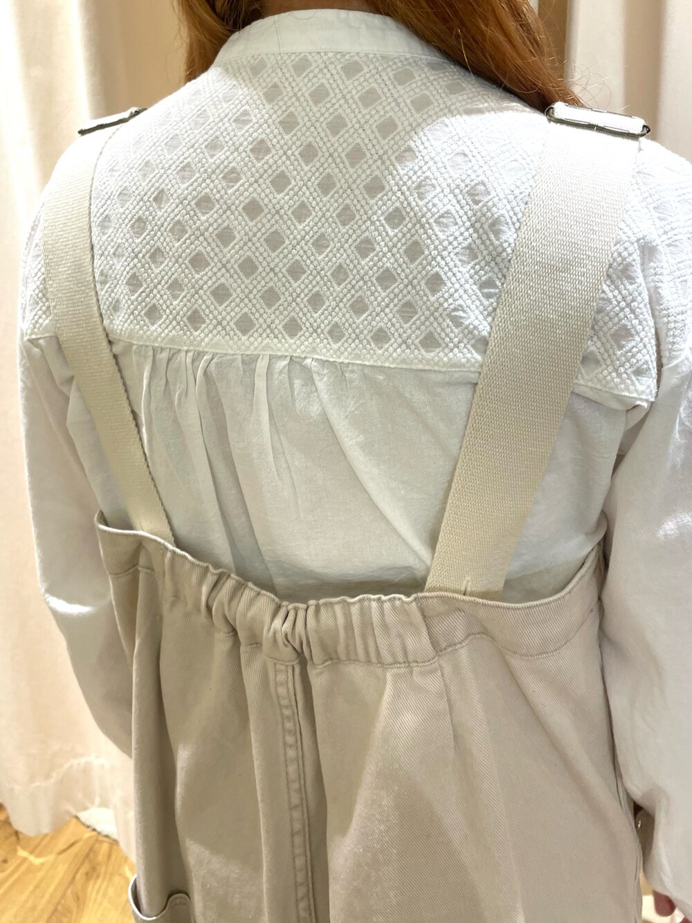 ベージュ系のサロペット/オーバーオール、ピンク系のその他シューズ、ピンク系のトートバッグを着用したレディースの春コーディネートの5枚目の写真