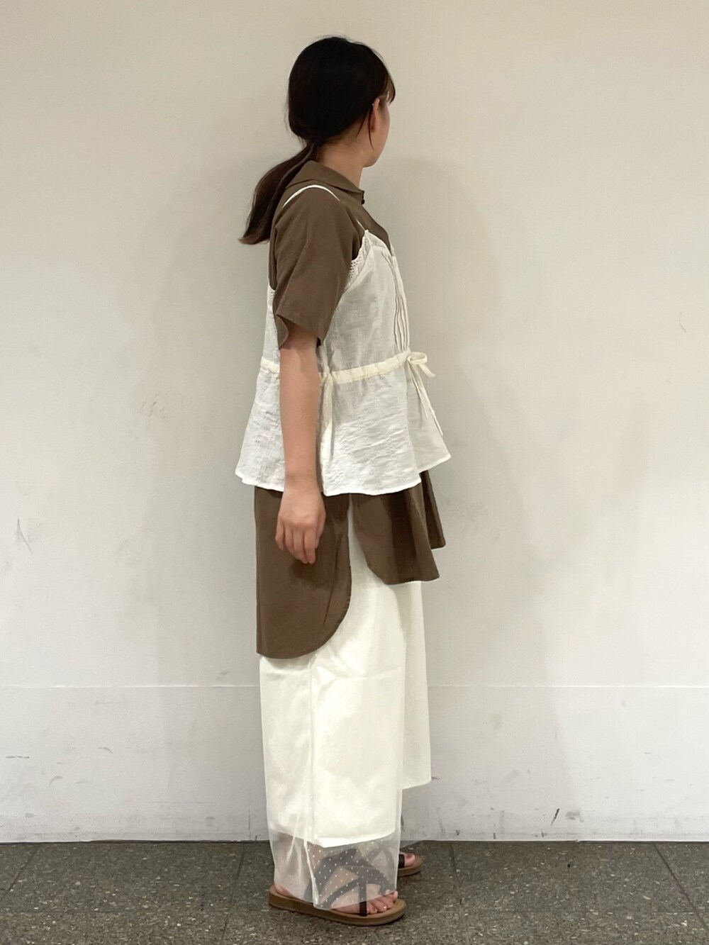 ホワイト系のシャツ/ブラウス、ブラウン系のシャツ/ブラウスを着用したレディースの秋コーディネートの5枚目の写真