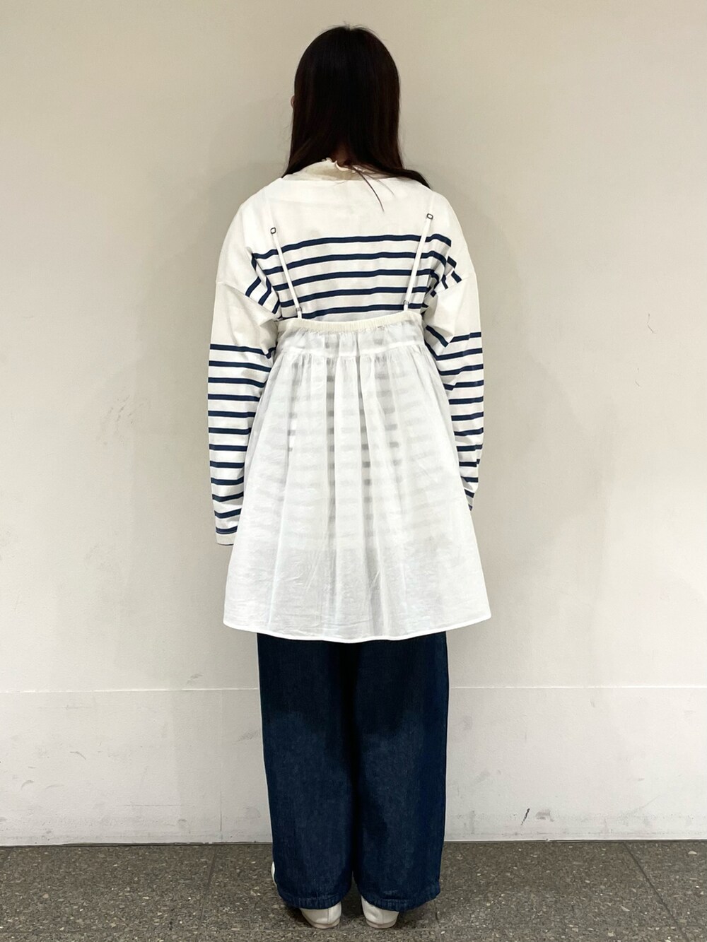 ホワイト系のTシャツ/カットソー、ホワイト系のパンプス、ブルー系のTシャツ/カットソーを着用したレディースの春コーディネートの4枚目の写真