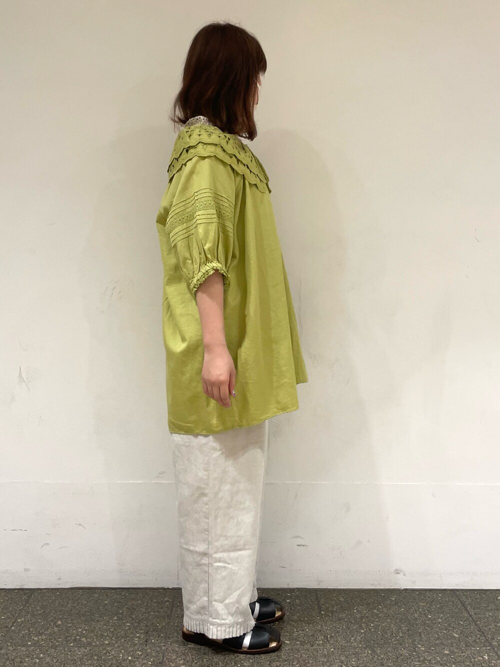 ベージュ系のタンクトップ、グリーン系のチュニック、ホワイト系のその他パンツを着用したレディースの夏コーディネートの5枚目の写真