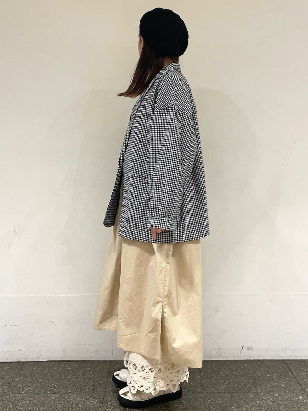 ベージュ系のワンピース、ブラック系のノーカラージャケット、ホワイト系のその他パンツを着用したレディースの春コーディネートの3枚目の写真