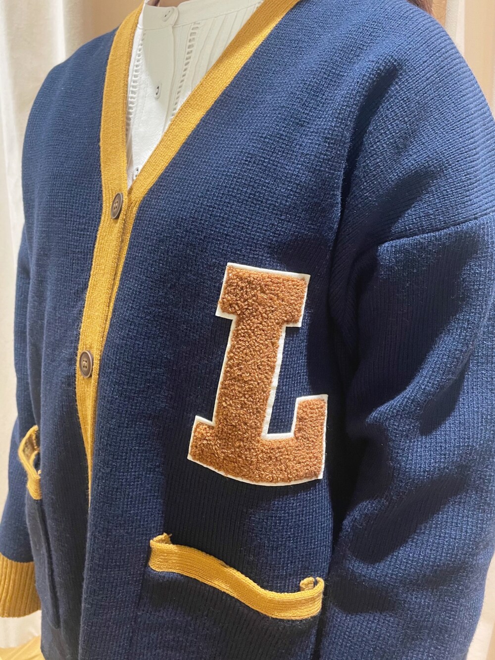 ブルー系のカーディガン/ボレロ、イエロー系のスカート、イエロー系のその他シューズを着用したレディースの冬コーディネートの3枚目の写真