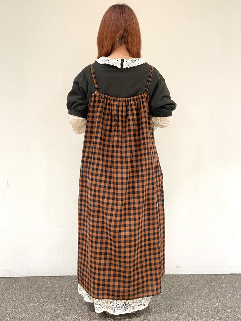 ベージュ系のその他シューズ、ベージュ系のシャツ/ブラウス、グレー系のTシャツ/カットソーを着用したレディースの春コーディネートの3枚目の写真