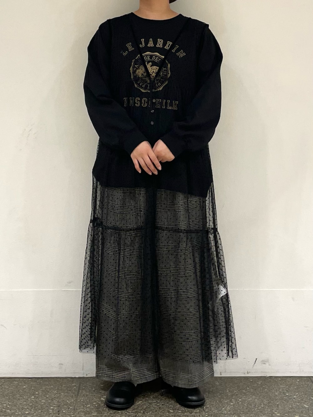 ブラック系のハットを着用したレディースの冬コーディネートの2枚目の写真