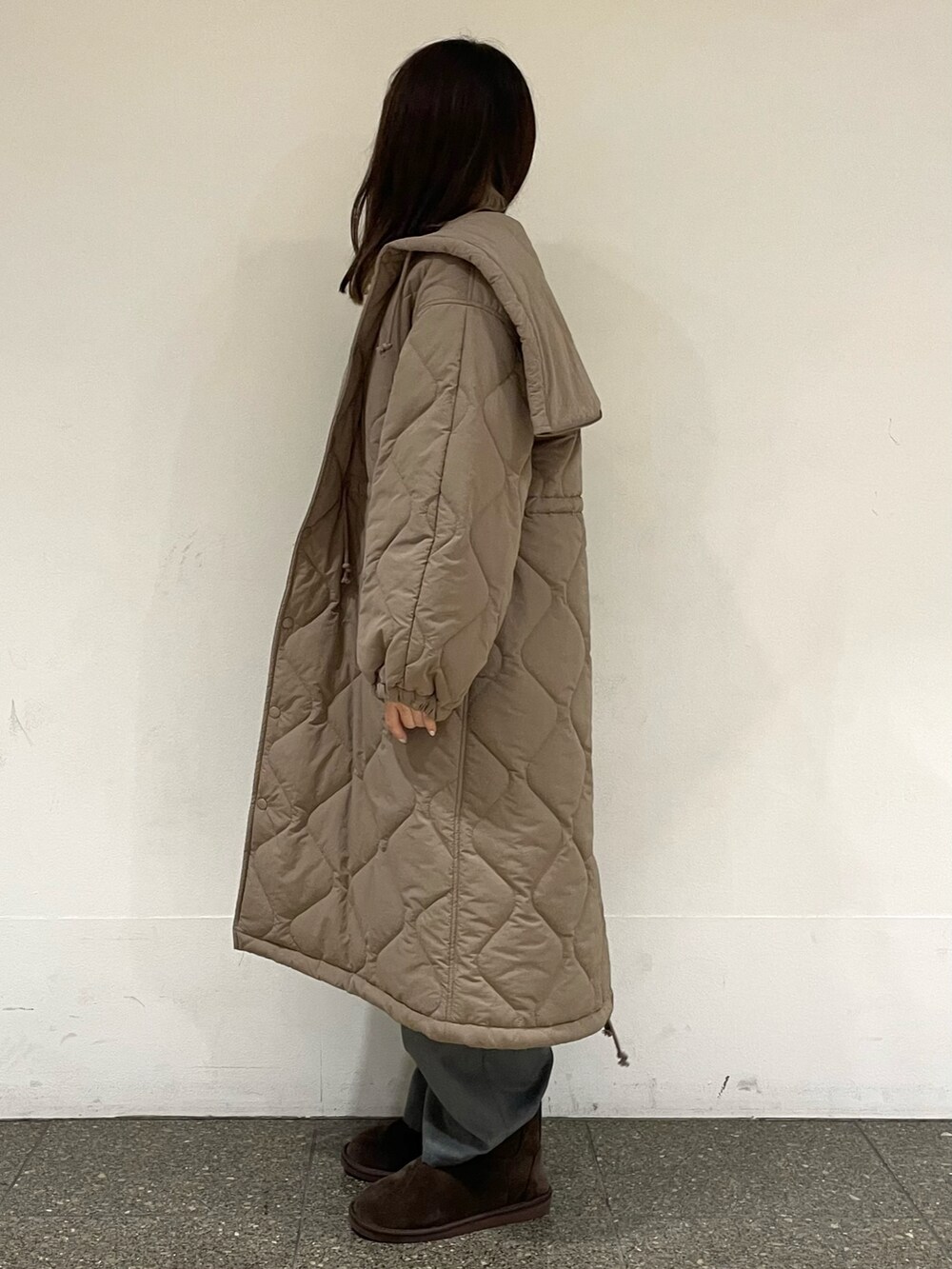 ホワイト系のTシャツ/カットソー、ブラウン系のブーツ、ブルー系のニット/セーターを着用したレディースの冬コーディネートの4枚目の写真