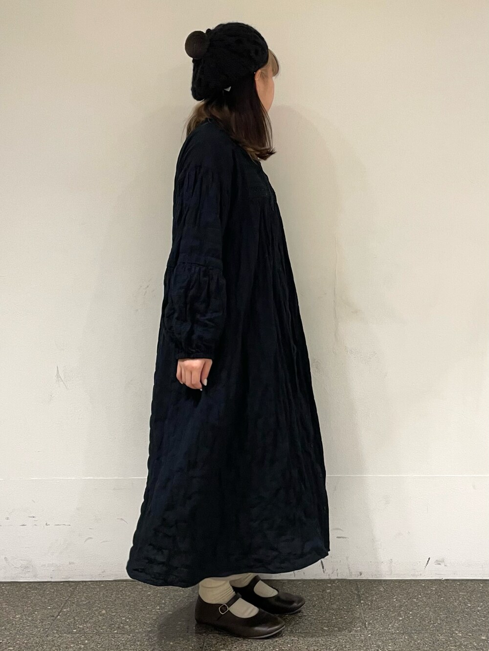 ブラック系のワンピース、ベージュ系のその他パンツ、ブラウン系のドレスシューズを着用したレディースの冬コーディネートの5枚目の写真