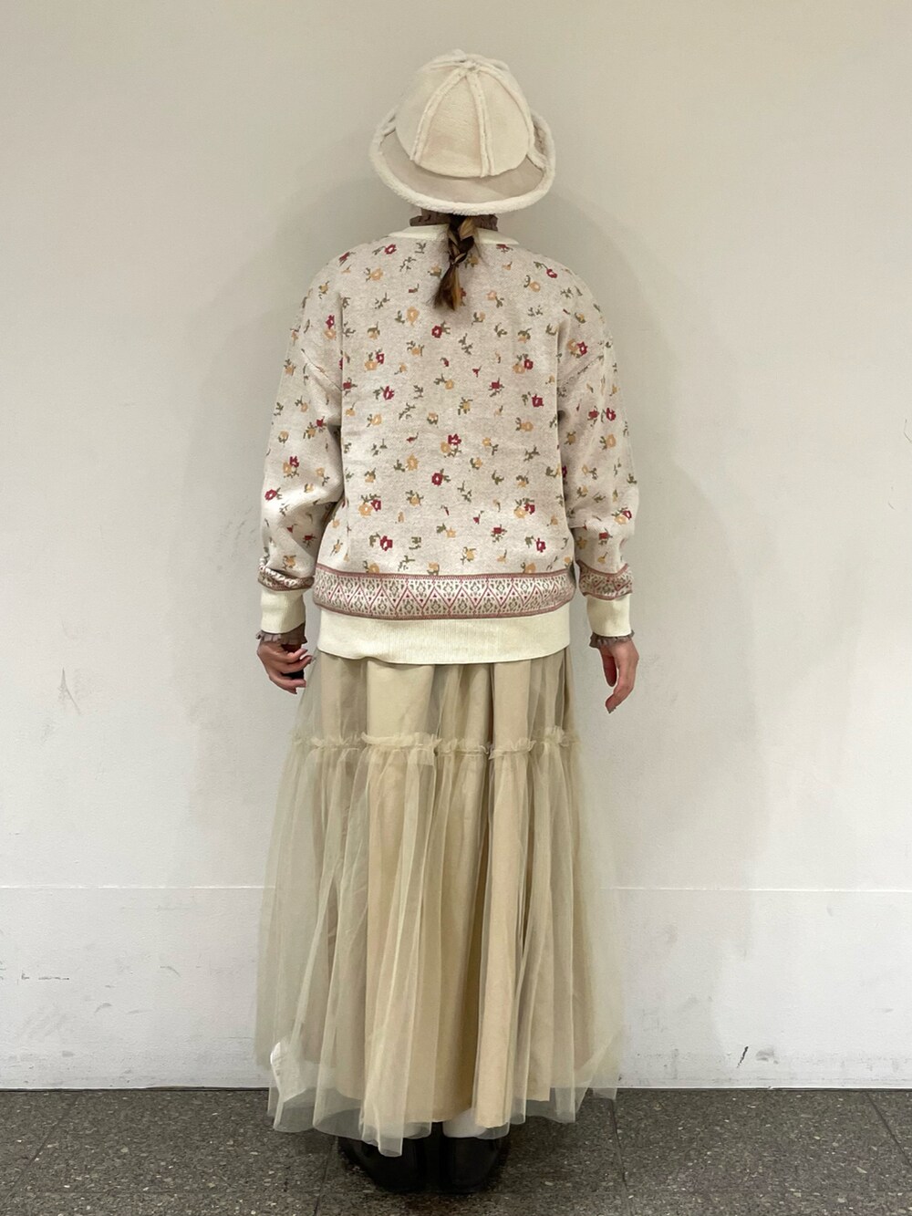 ブラウン系のドレスシューズ、ブラウン系のシャツ/ブラウス、ホワイト系のカーディガン/ボレロを着用したレディースの冬コーディネートの4枚目の写真