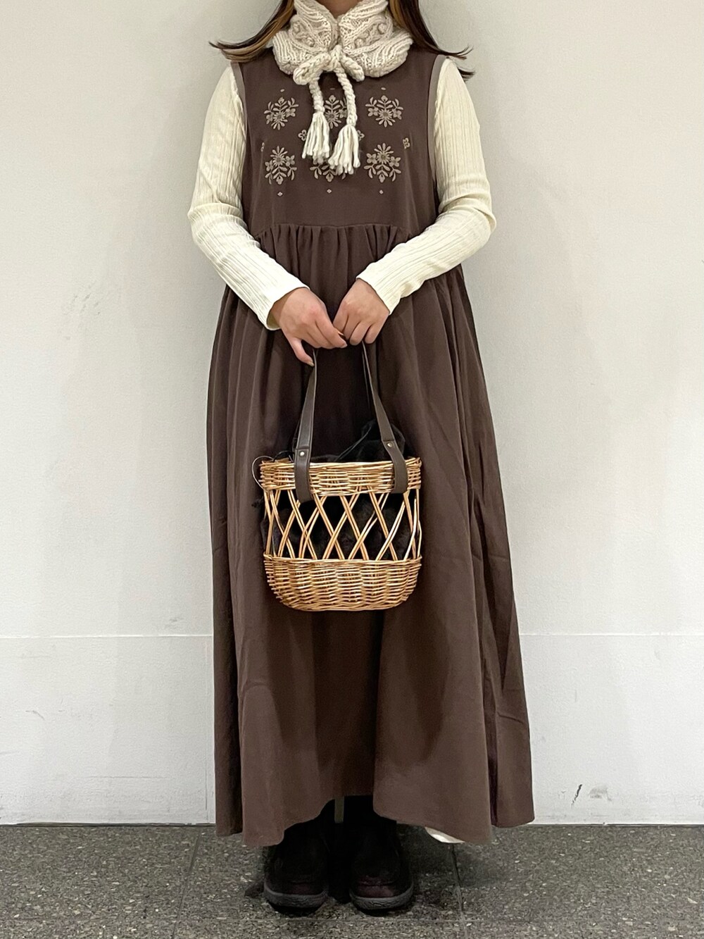 ホワイト系のTシャツ/カットソー、ブラウン系のハンドバッグ、ブラウン系のワンピースを着用したレディースの秋コーディネートの2枚目の写真