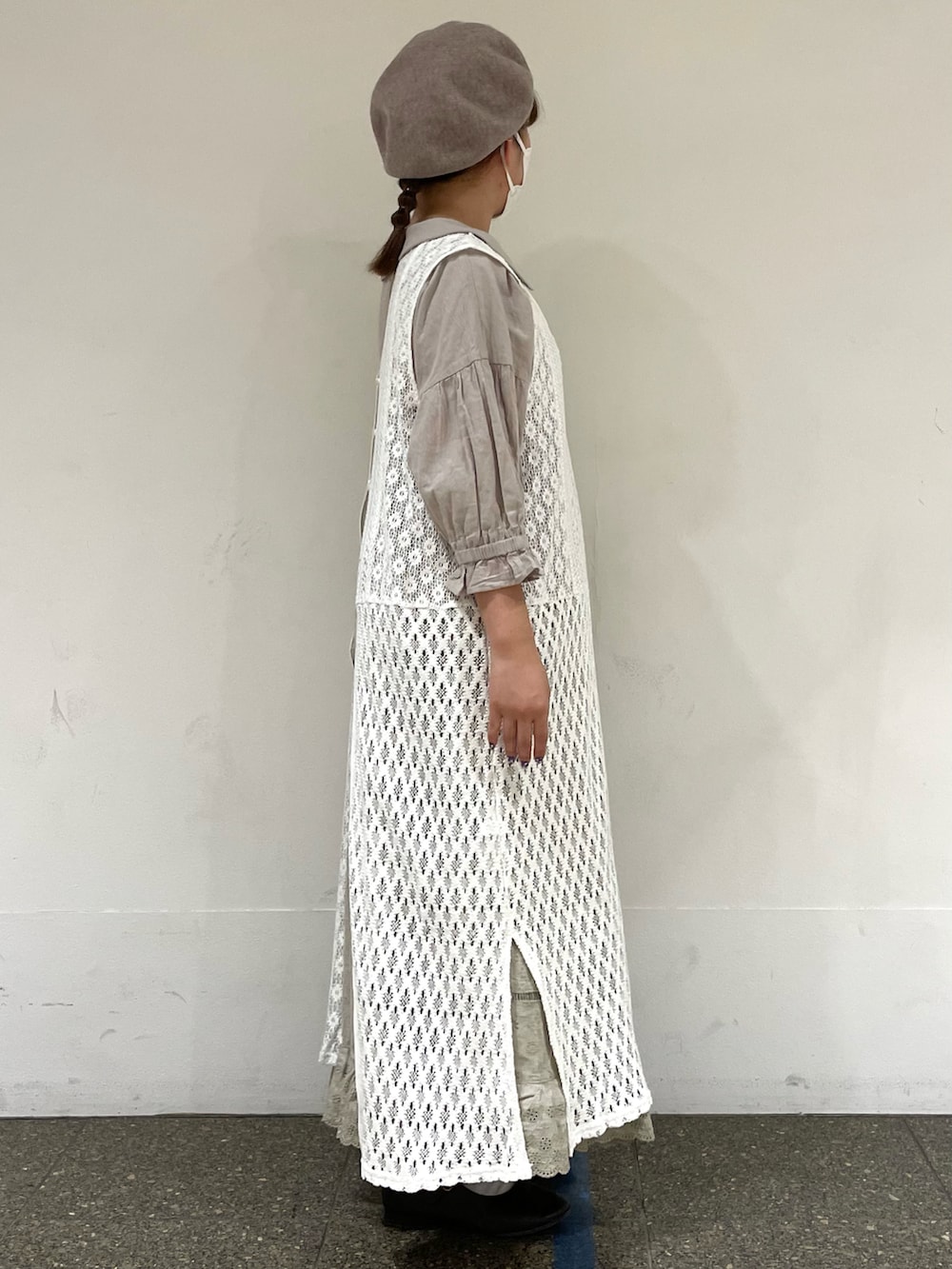 ブラウン系のドレスシューズ、ベージュ系のシャツ/ブラウス、ホワイト系のワンピースを着用したレディースの秋コーディネートの5枚目の写真