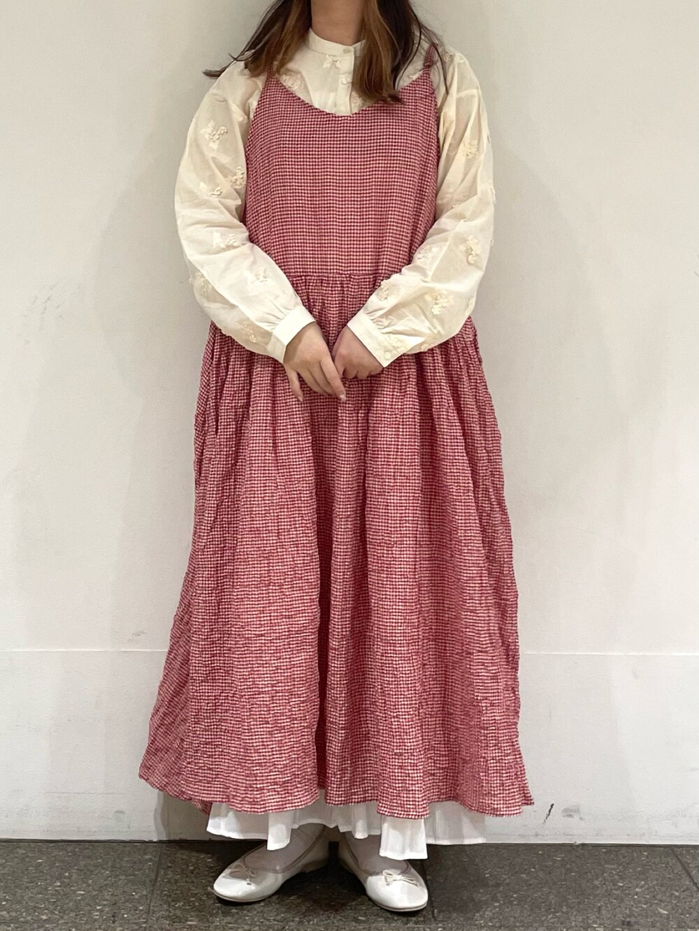 ホワイト系のシャツ/ブラウス、レッド系のワンピース、ホワイト系のスカートを着用したレディースの春コーディネートの2枚目の写真