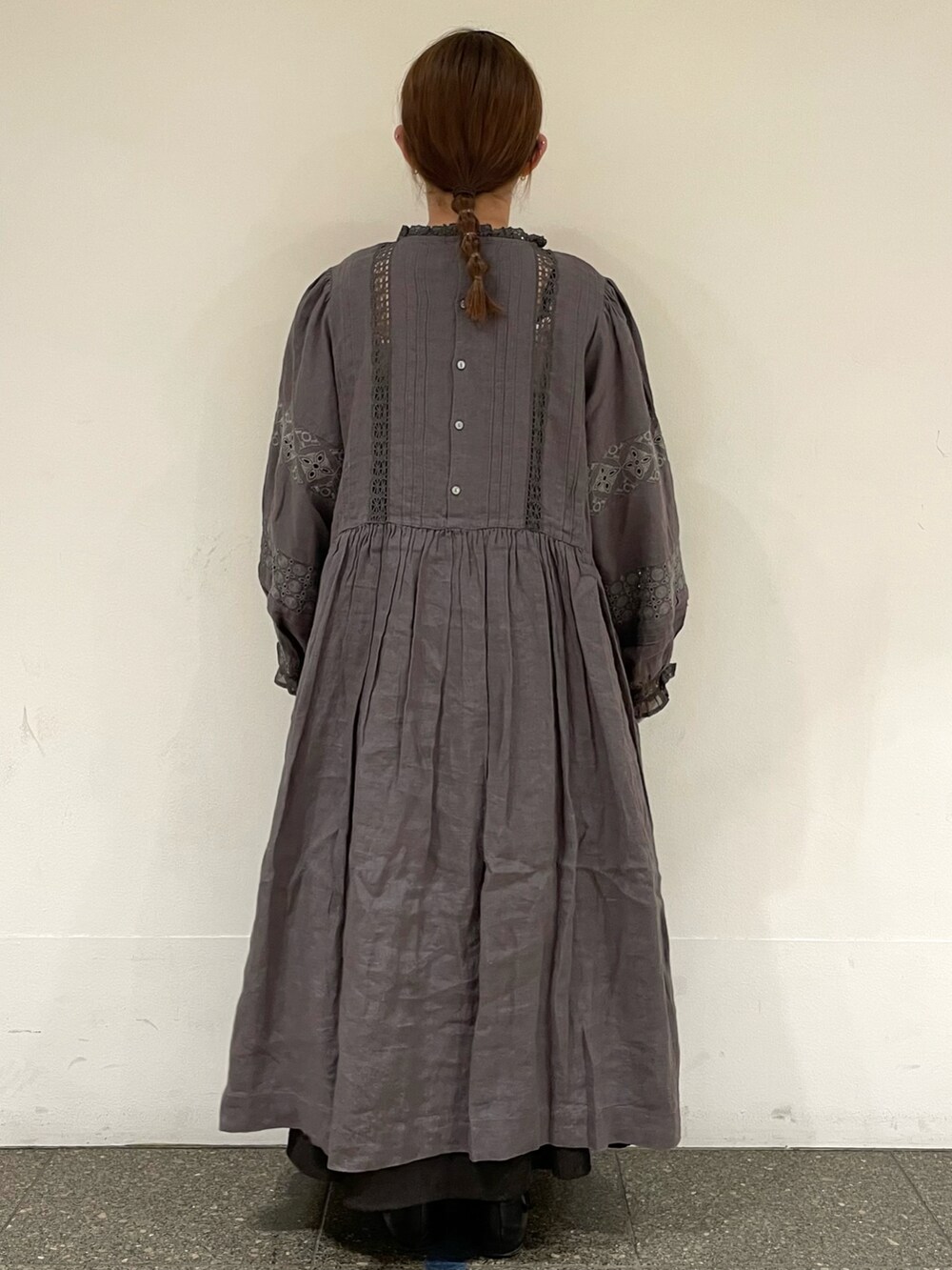 グレー系のスカート、ブラック系のドレスシューズ、グレー系のワンピースを着用したレディースの秋コーディネートの4枚目の写真